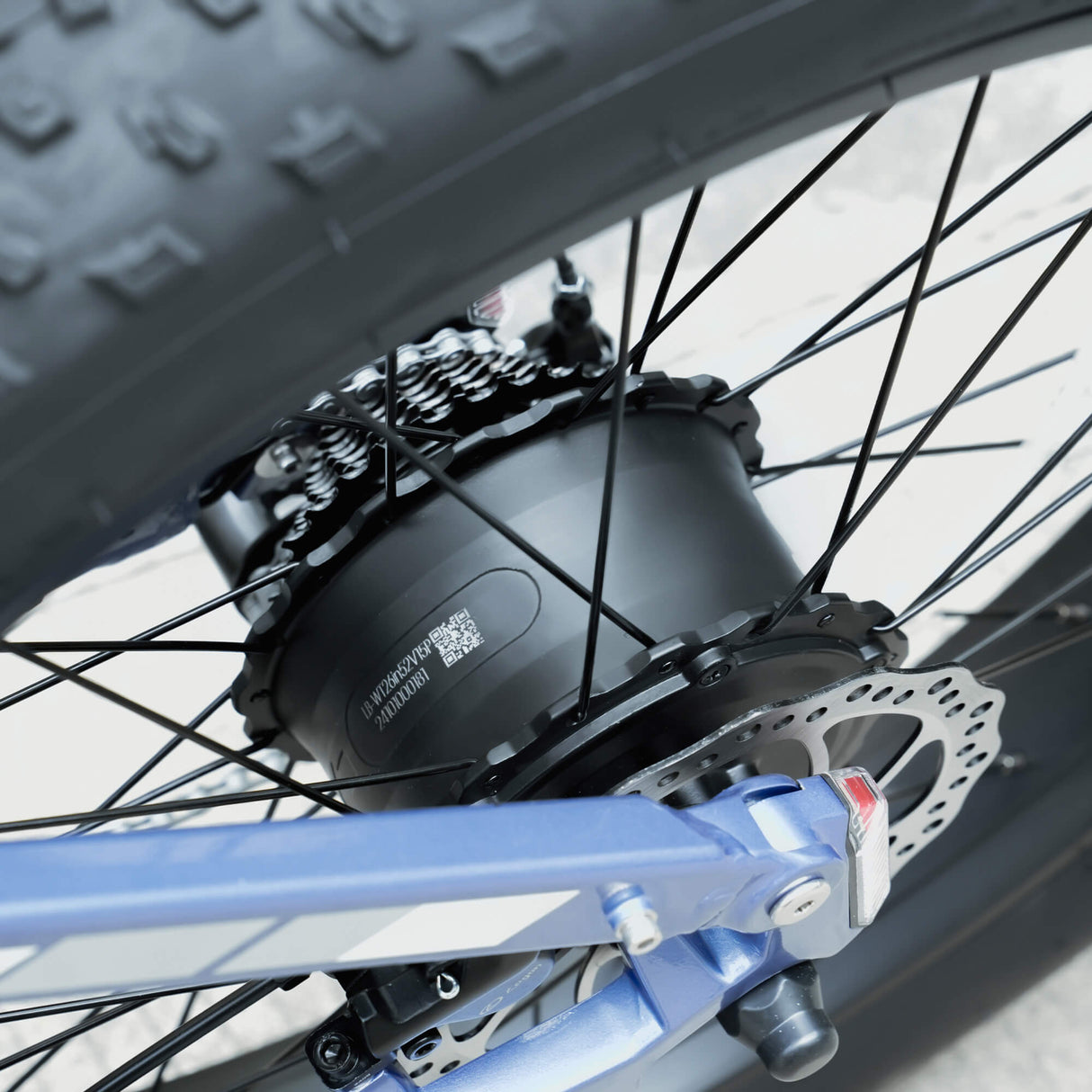 CYRUSHER Rover 26 Zoll Elektrofahrrad mit Fatbike-Reifen und Fully-Federung 250W Motor 52V 15,6Ah Batterie