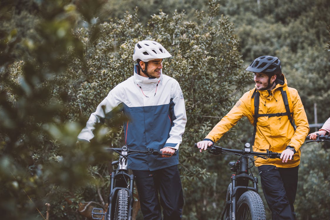 Wie wähle ich einen Helm für das Fahren mit einem eBike oder E-Scooter?
